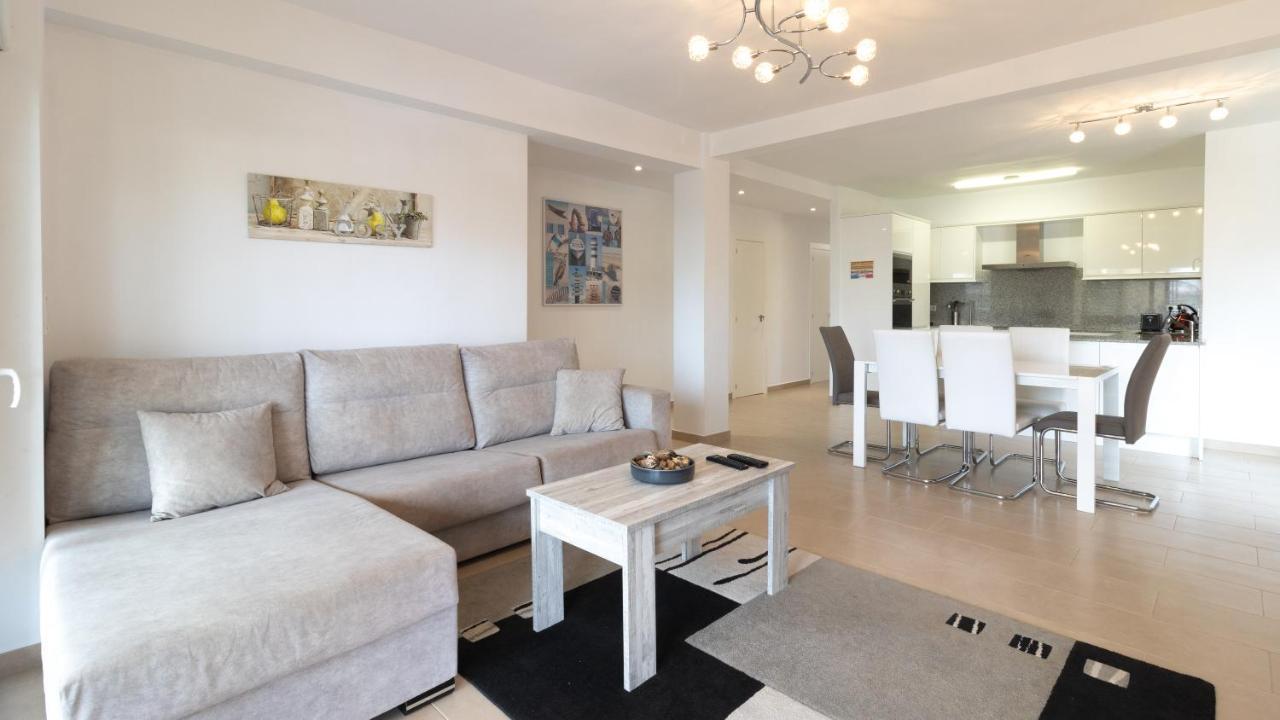 Modern 2 Bedroom 100 M From The Apartment *